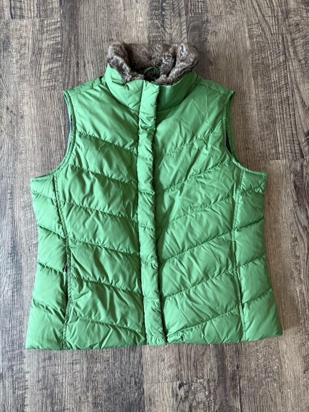 Eddie Bauer Women’s Green Quilted Down Puffer Vest with Faux Fur Collar (Large)